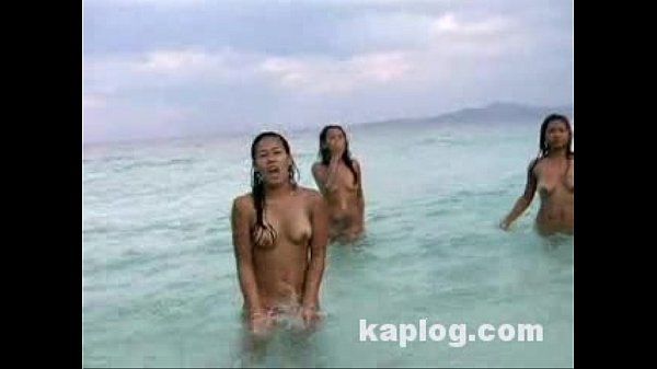 Asiático chicas disfrutando de el mar