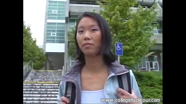 एशियाई लड़की हो जाता है गड़बड़ में एक कार