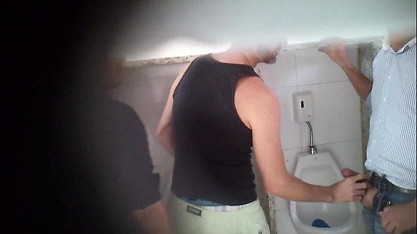 Homens bonitos flagrados se pegando em banheiro pÃºblico! (PARTE 1)100%REAL