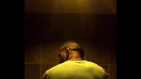 lutador comendo O leke no banheiro