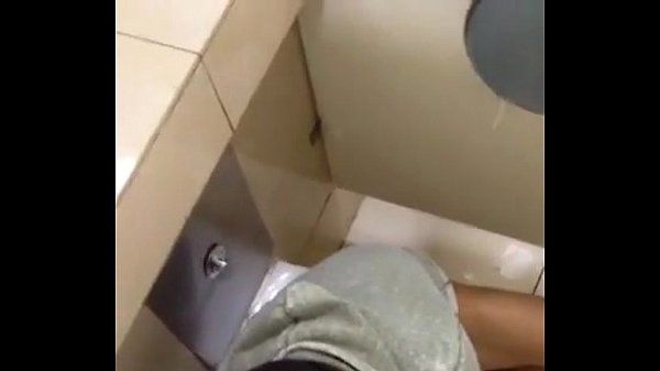 Chinesisch junge saugen Schwanz in WC und Selfie