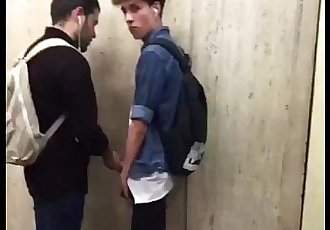 flagrado fazendo mão amiga na estação làm metrô