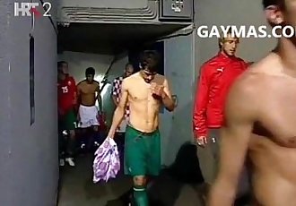 futbolista enseÑa el Pene de TV gaymas.com
