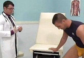 Médico gostoso metendo no paciente sarado
