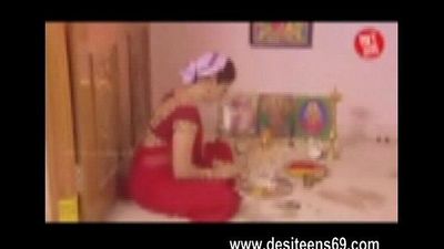 Indische Hindu Hausfrau sehr hot Sex Video www.desiteens69.com 4 min