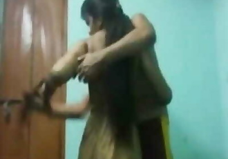 देसी भारतीय बांग्ला कॉलेज प्रेमियों कमबख्त पर घर के साथ जोर से moans