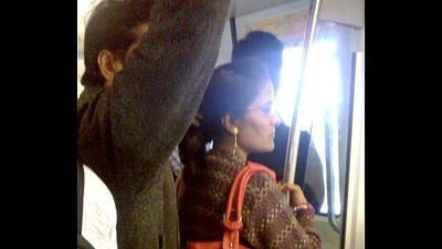 Delhi metro young lady caught him hard on - 2 min