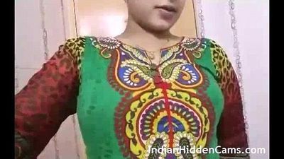 Desi bhabi zeigen Nackt Körper indianhiddencams.com 1 min 9 sec