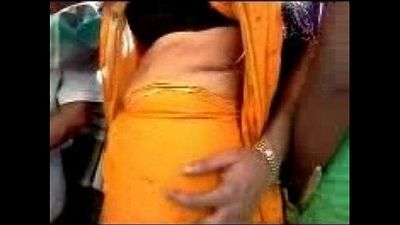 sentiment Son Doux énorme Cul enveloppé dans sari au cours de village la fonction 1 min 31 sec