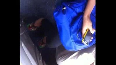 Indische Babe bigtits zeigen in ein öffentliche Bus 1 min 13 sec