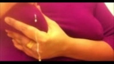 busty Indische Frauen Ausdruck Brust Milch 2 min