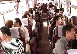 japonés Adolescente groupsex acción chicas en Un Autobús 8 min hd