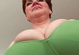 आयु वर्ग के खूबसूरत विशालकाय महिला के साथ बड़े पैमाने पर स्तन Fucks एक लंबे समय Dildo 5 मिन hd