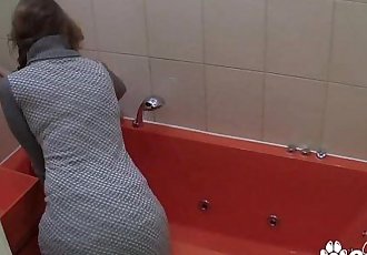 Amateur MILF Masturbates In The Bath On Hidden CameraHD