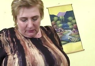 riesige Blondie Oma Spielen Mit Ihr Titten und liebäugelt 6 min