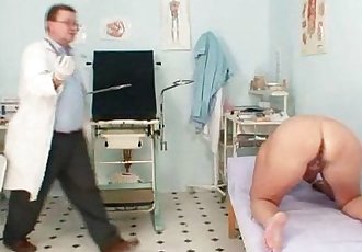Elder pierced pussy woman bizarre pussy exam - 5 min